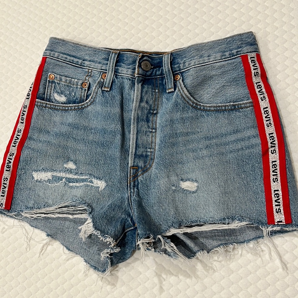 Levi’s Red/Silver side logo shorts